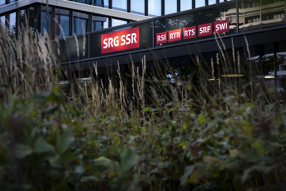 Der Eingang zum Hauptsitz der SRG SSR fotografiert mit den Logos von RSI, RTR, RTS, SRF und SWI, am Freitag, 20. September 2024 in Bern. (KEYSTONE/Anthony Anex)
