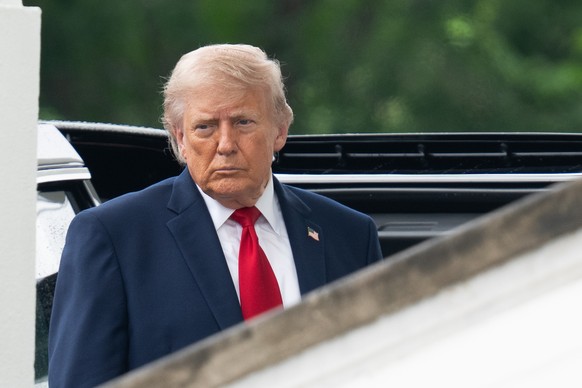 epa12993435 US President Donald Trump inspects the columns of the North Portico of the White House in Washington, DC, USA, 25 May 2026. EPA/AARON SCHWARTZ / POOL