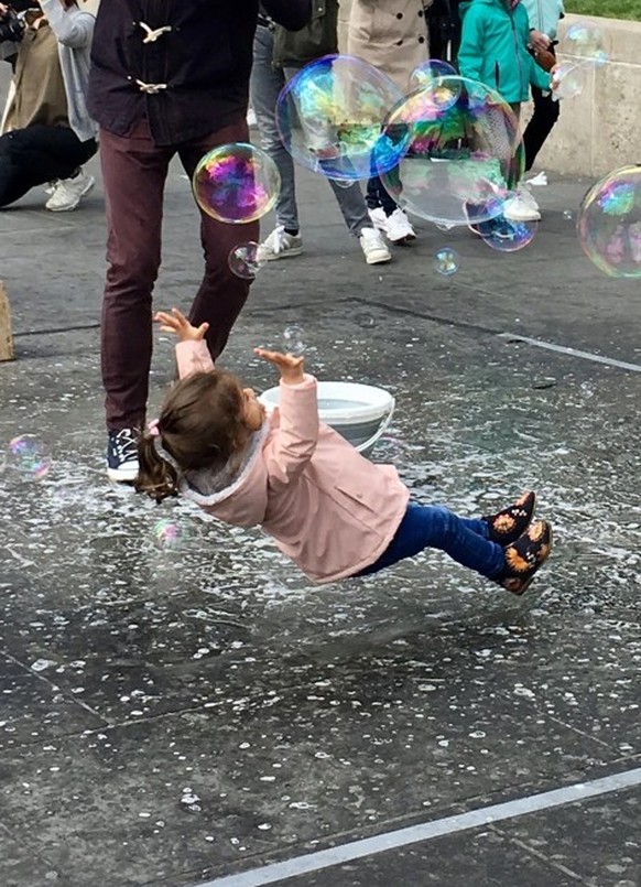 Faildienstag: Mändchen fällt beim Seifenblasenblasen um