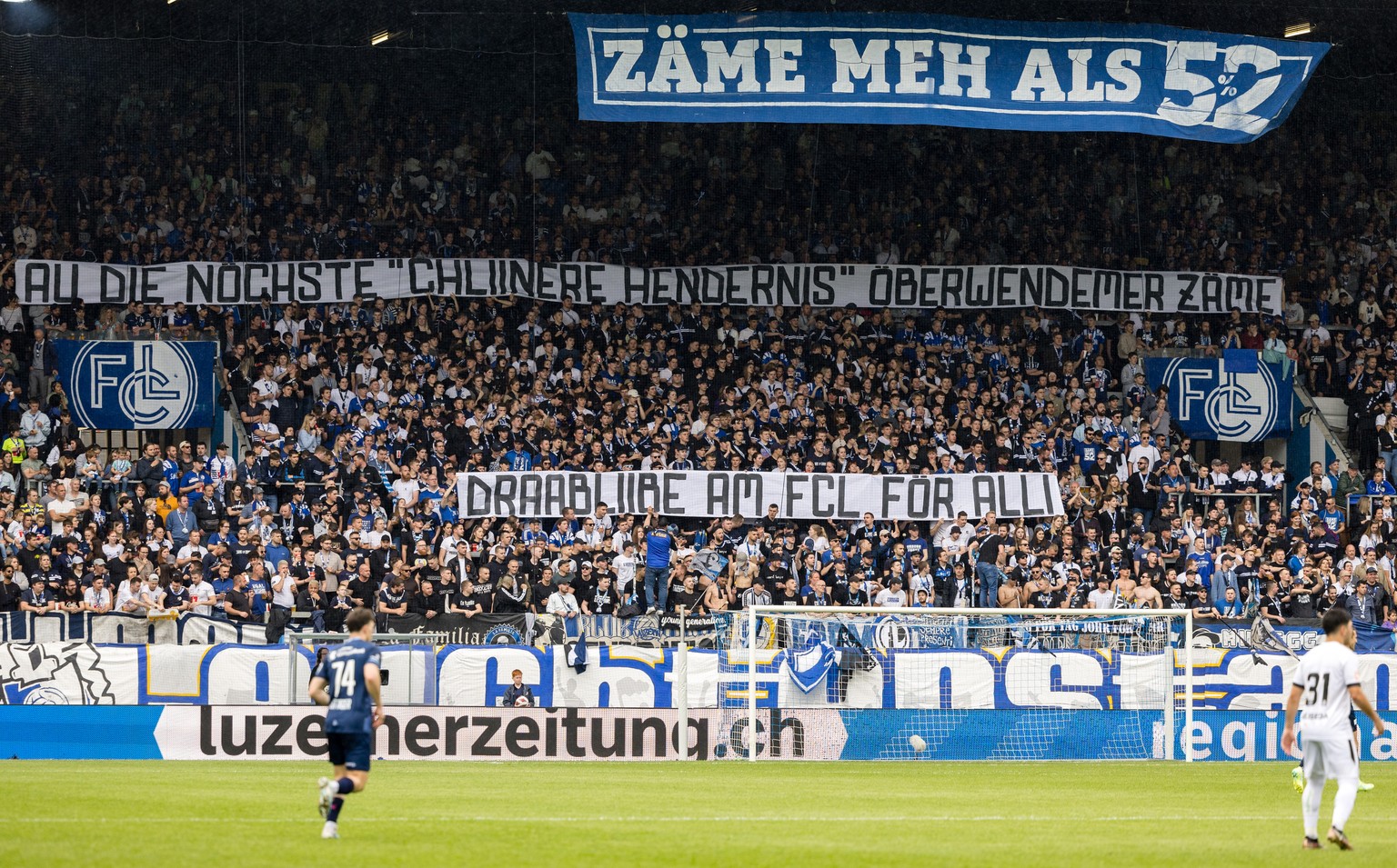 Spruchbaender der FC Luzern Fans gegen Mehrheitsaktionaer Bernhard Alpstaeg im Fussball Meisterschaftsspiel der Super League zwischen dem FC Luzern und dem FC Lugano am Sonntag, 7. Mai 2023 in der Swi ...