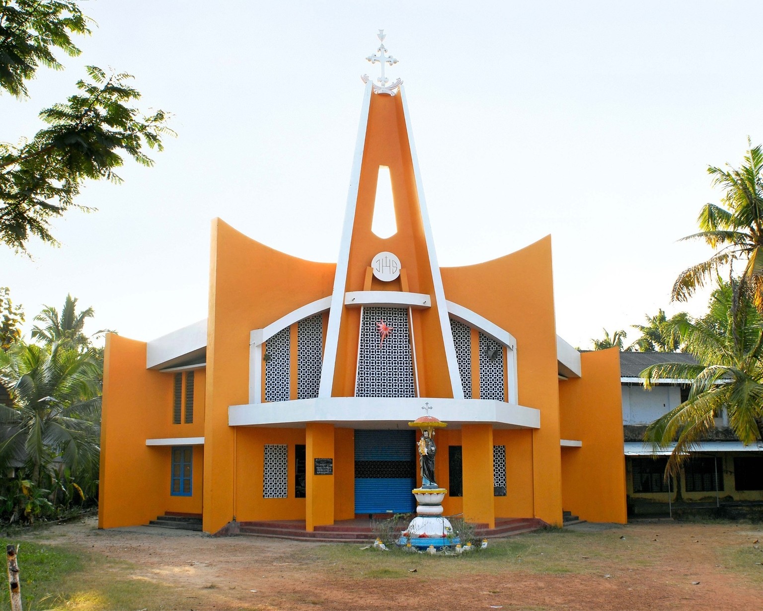 Hybrid Modernism. Churches in Kerala
2014- 2016



Nach der Unabhängigkeit im Jahr 1947 wollte sich die indische Kirche vom historisierenden Baustil der Kolonialherren differenzieren und nahm moderne  ...