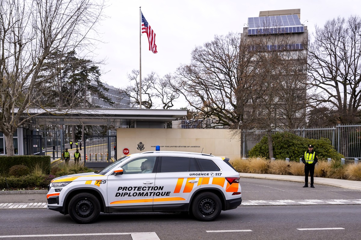 A car from the diplomatic police protection unit drives past the entrance of the US Permanent Mission during, in Geneva, Switzerland, Sunday, November 23, 2025. The United States and Ukraine are meeti ...