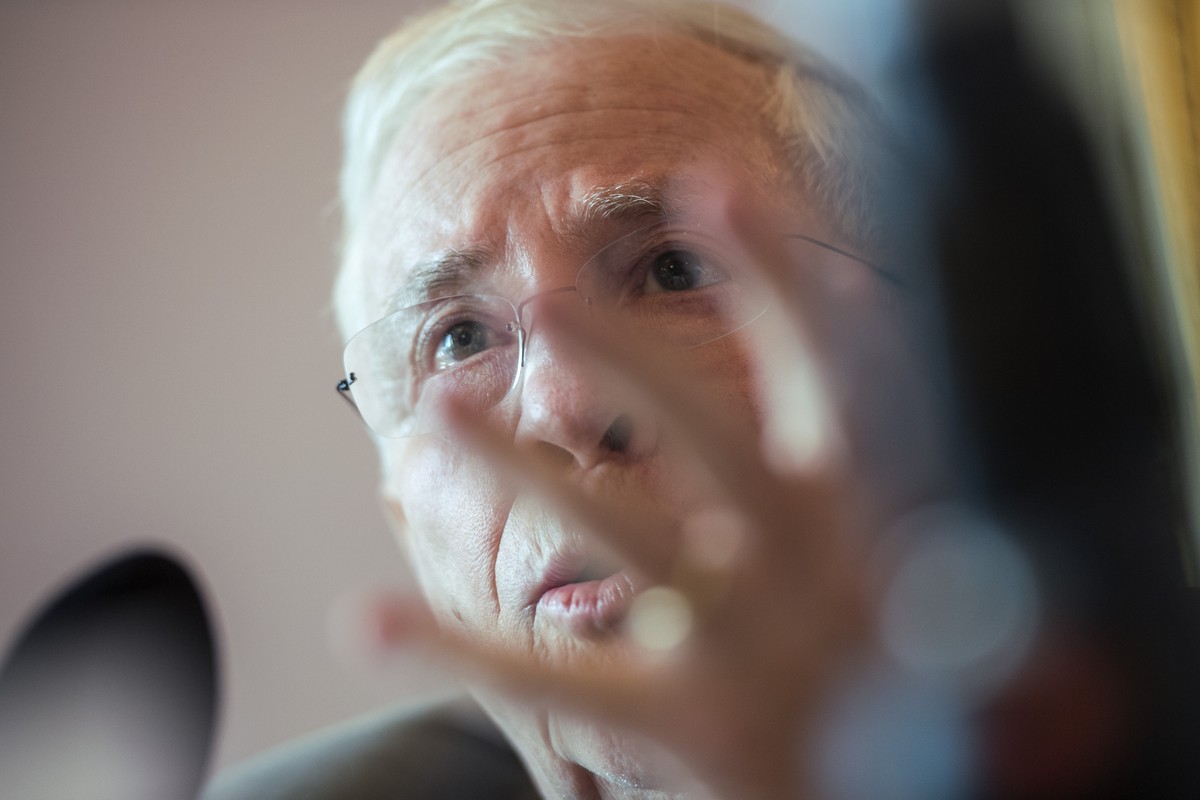 Christoph Blocher, Komitee-Praesident und alt-Bundesrat, spricht an der Medienkonferenz des Komitees "Nein zum schleichenden EU-Beitritt", in Bern, am Freitag 5. August 2016. Das von SVP-Str ...
