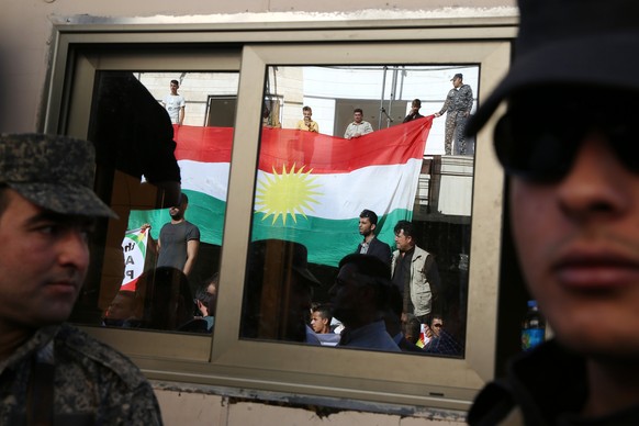 epaselect epa06278640 Kurds from Kirkuk stage a protest in front of the US consulate in Erbil, the capital of Kurdistan Region, Iraq, 20 October 2017. The protesters hold banners reading &#039;Kurds a ...