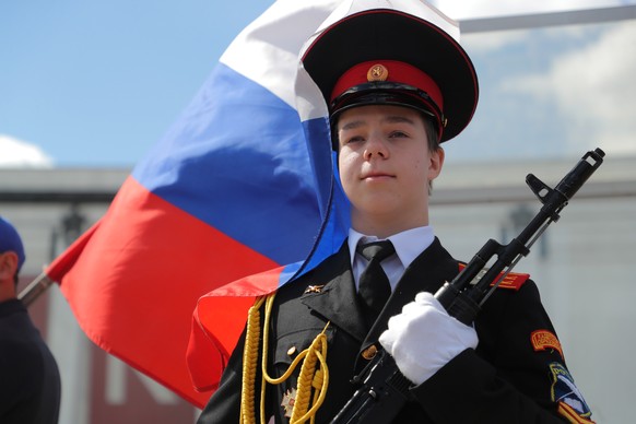 epa09920239 A Russian cadet stands guard as participants in a All-Russian motorcar rally take part in a ceremony of laying flowers to the Eternal Fire at the Victory Park Memorial, during Internationa ...