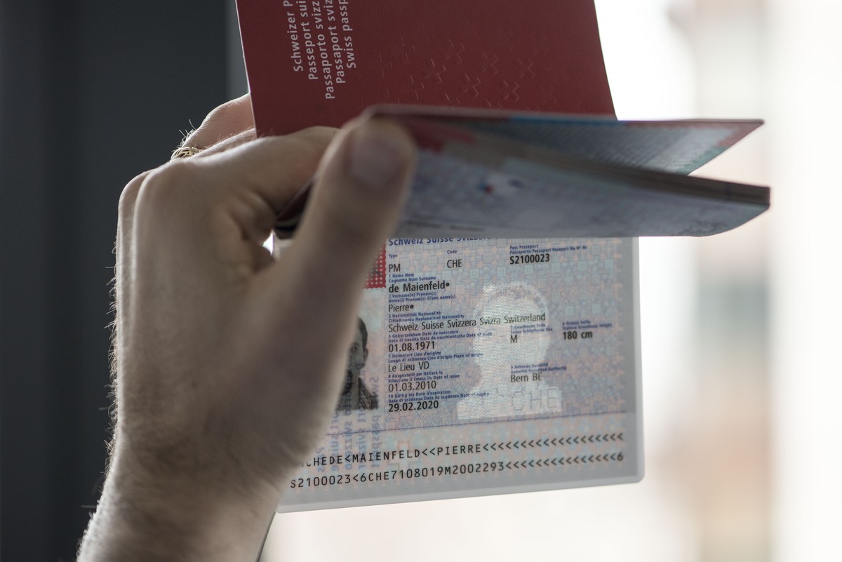 ARCHIV -- ZUM 10. JAHRESTAG DER ABSTIMMUNG ZUM BIOMETRISCHEN PASS AM DONNERSTAG, 16. MAI 2019, STELLEN WIR IHNEN FOLGENDES BILDMATERIAL ZUR VERFUEGUNG -- Ein Muster des biometrischen Schweizer Pass, a ...