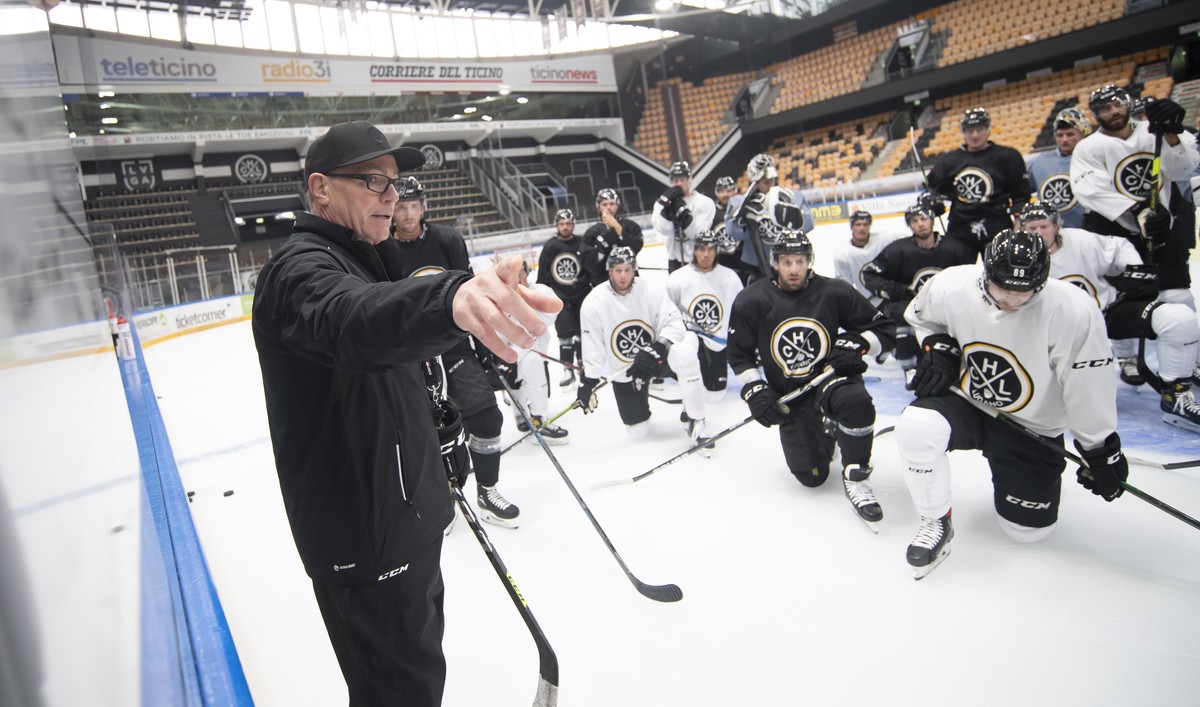 Chris McSorley, links, neuer Cheftrainer des HC Lugano, gibt Anweisungen waehrend eines Trainings, am Montag, 2. August 2021, in Lugano. (KEYSTONE/Ti-Press/Pablo Gianinazzi)