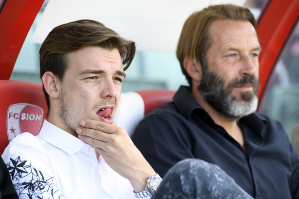 Le fils du president du FC Sion et team manager Barthelemy Constantin, gauche, et l&#039;entraineur du FC Sion Paolo Tramezzani, droite, lors de la rencontre de football de Super League entre le FC Si ...