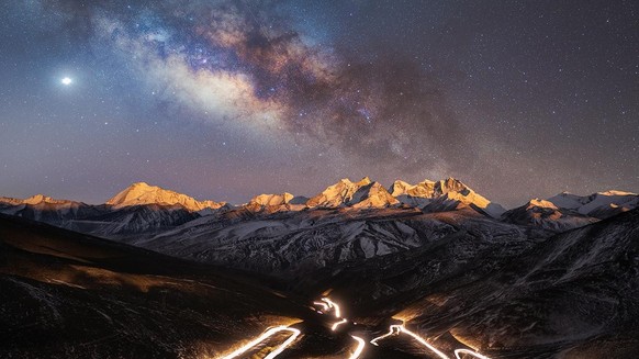 Nominierte für den Astronomy Photographer of the Year 2022: The starry sky over the world&#039;s highest national highway by Yang Sutie - People &amp; Space.
