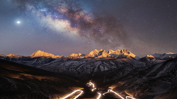 Nominierte für den Astronomy Photographer of the Year 2022: The starry sky over the world's highest national highway by Yang Sutie - People & Space.
