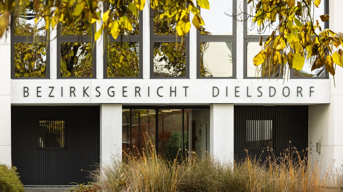 Eine Aussenaufnahme zeigt das Gebaeude des Bezirksgericht Dielsdorf, aufgenommen am Montag, 6. November 2023 in Dielsdorf. (KEYSTONE/Michael Buholzer).