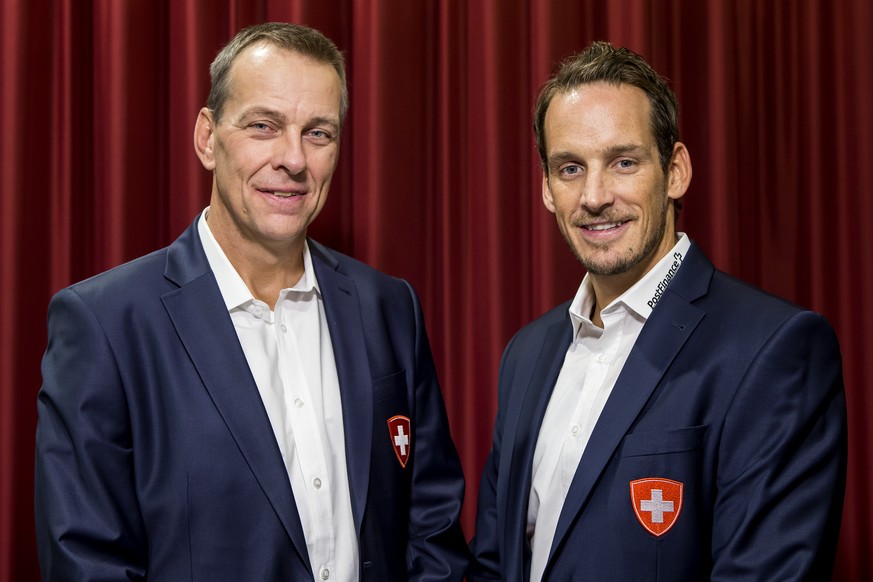 Patrick Fischer, rechts, Trainer Schweizer Nationalmannschaft, und Tommy Albelin, links, Assistenztrainer, sprechen waehrend einem Medientermin zum Saisonstart der Herren A-Nationalmannschaft am Diens ...