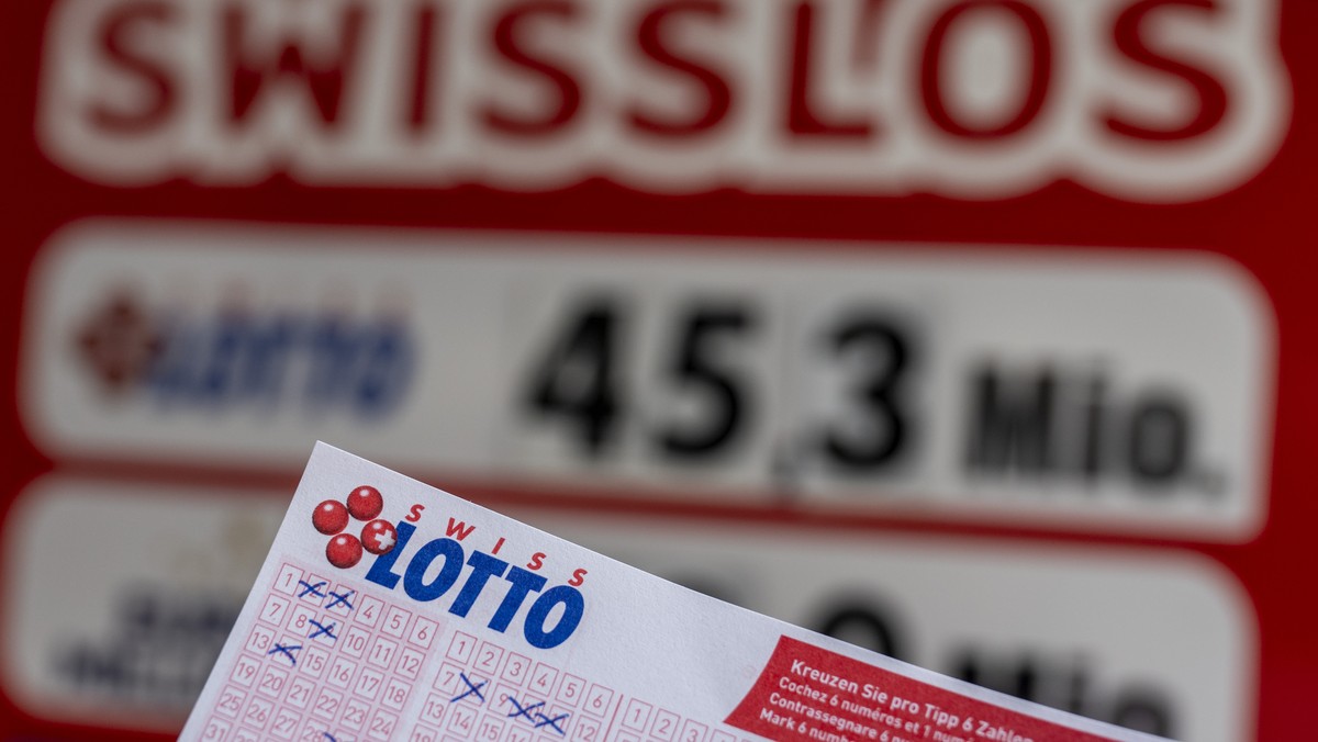 Ein Lottostand im Dorfzentrum von Stans informiert ueber die Hauptgewinnsumme im Swiss Lotto von Swisslos, bei welchem fuer die Ausgabe vom Samstag, 10. Februar 2024 gute 45,3 Millionen Schweizer Fran ...