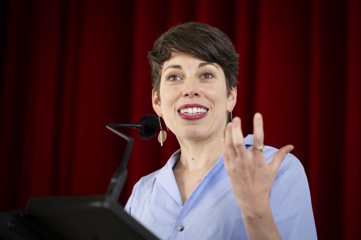 Lisa Mazzone, Presidente les Vert-e-s Suisse, prend la parole lors de l'assemblee des delegues des Verts Suisse, ce samedi 23 aout 2025, a Vicques dans le Jura. (KEYSTONE/Anthony Anex)