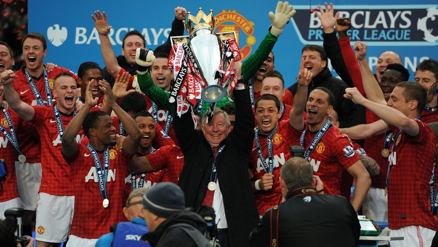 epa03697734 Sir Alex Ferguson (C) lifts the Premier League trophy after the English Premier League soccer match at Old Trafford, Manchester, Britain, 12 May 2013. EPA/PETER POWELL DataCo terms and con ...