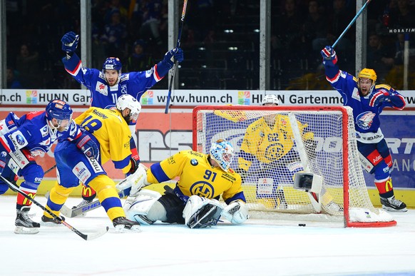 Patrick Thoresen, ZSC, links, erzielt das Tor zum 3:1 gegen den Davoser Torhueter Gilles Senn, mitte, im Swiss Ice Hockey Meisterschaftsspiel zwischen dem ZSC Lions und dem HC Davos am Sonntag, 11. De ...