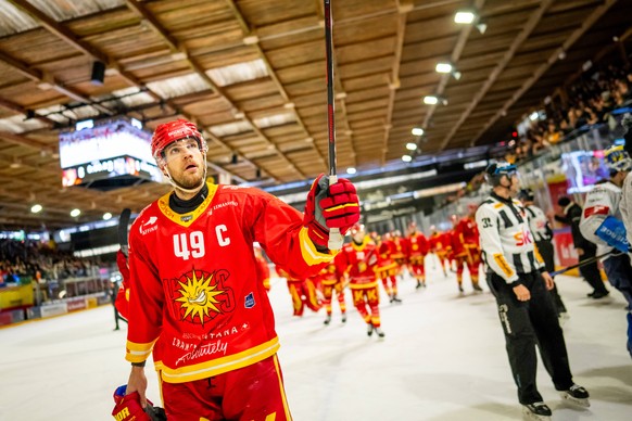 Maxime Montandon (HCS), celebre la victoire de son equipe, lors de lacte 1 de la finale de Swiss League de hockey sur glace entre le HC Sierre (HCS) et le HC La Chaux-de-Fonds (HCC), ce dimanche 29 m ...