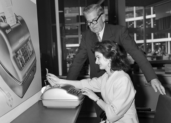 ARCHIV - Als Rueckschau auf 102 Jahre MUBA Mustermesse Basel stellen wir Ihnen folgendes Bildmaterial zur Verfuegung - Eine Rechenmaschine der Firma Precisa an der 41. Mustermesse in Basel, aufgenomme ...