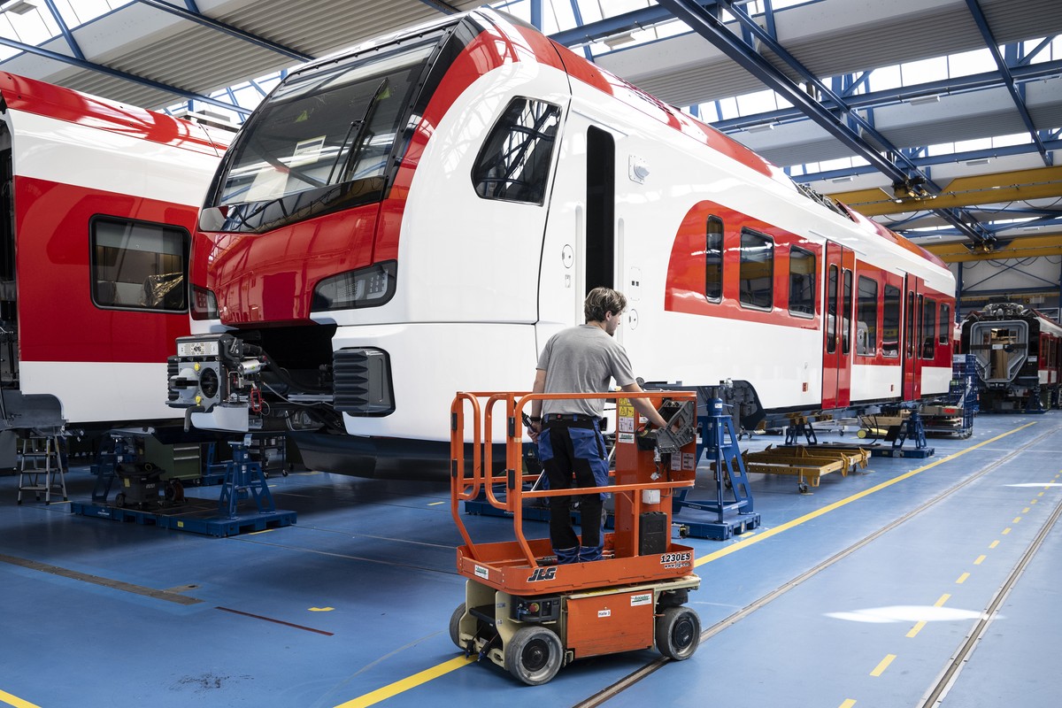 KEYPIX - Montage von Flirt Evo Zuegen, aufgenommen bei einem Medienrundgang durch das Werk im Rahmen der Bilanzmedienkonferenz der Stadler Rail, am Mittwoch, 18. Maerz 2026 in Bussnang. (KEYSTONE/Gian ...