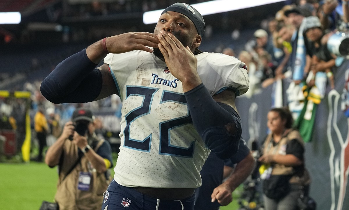 Tennessee Titans running back Derrick Henry blows kisses to the fans after the Titans beat the Houston Texans in an NFL football game Sunday, Oct. 30, 2022, in Houston. (AP Photo/Eric Gay)