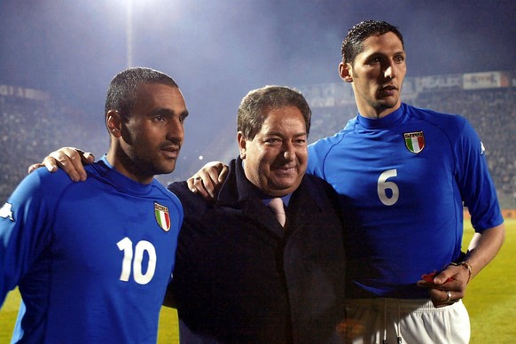 Bildnummer: 00998642 Datum: 25.04.2001 Copyright: imago/Buzzi
Fabio Liverani (li.) und Marco Materazzi (re., beide Italien) mit ihrem Vereinspräsidenten Luciano Gaucci (AC Perugia); Marko, quer, Funkt ...