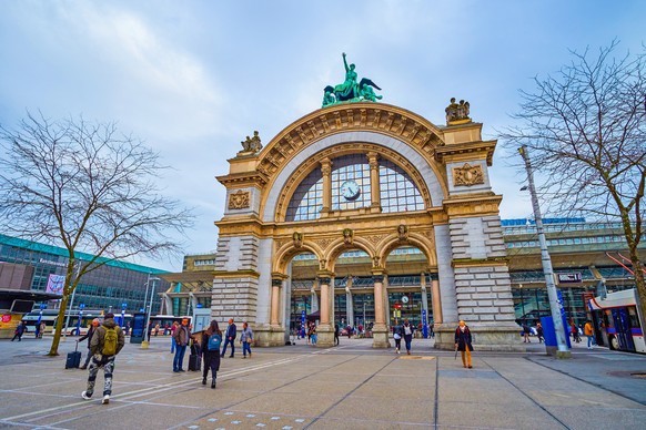 LUCERNE, SWITZERLAND - MARCH 30, 2022: The historical arch is a remain of former railway station located on Bahnhofpl square, on March 30 in Lucerne, Switzerland xkwx Bahnhof, Bahnhof Luzern, Bahnhofp ...