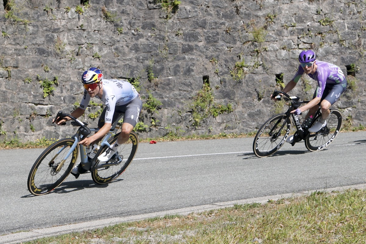 epa13117548 British cyclist Tom Pidcock (L) of Pinarello-Q36.5 Pro Cycling Team and Swiss cyclist Mauro Schmid (R) of Team Jayco AlUla in action during Stage 13 of the Tour de France, a 205.8 km route ...