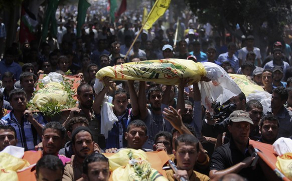 In Gaza-Stadt beerdigen Palästinenser die Opfer der neusten Eskalation.