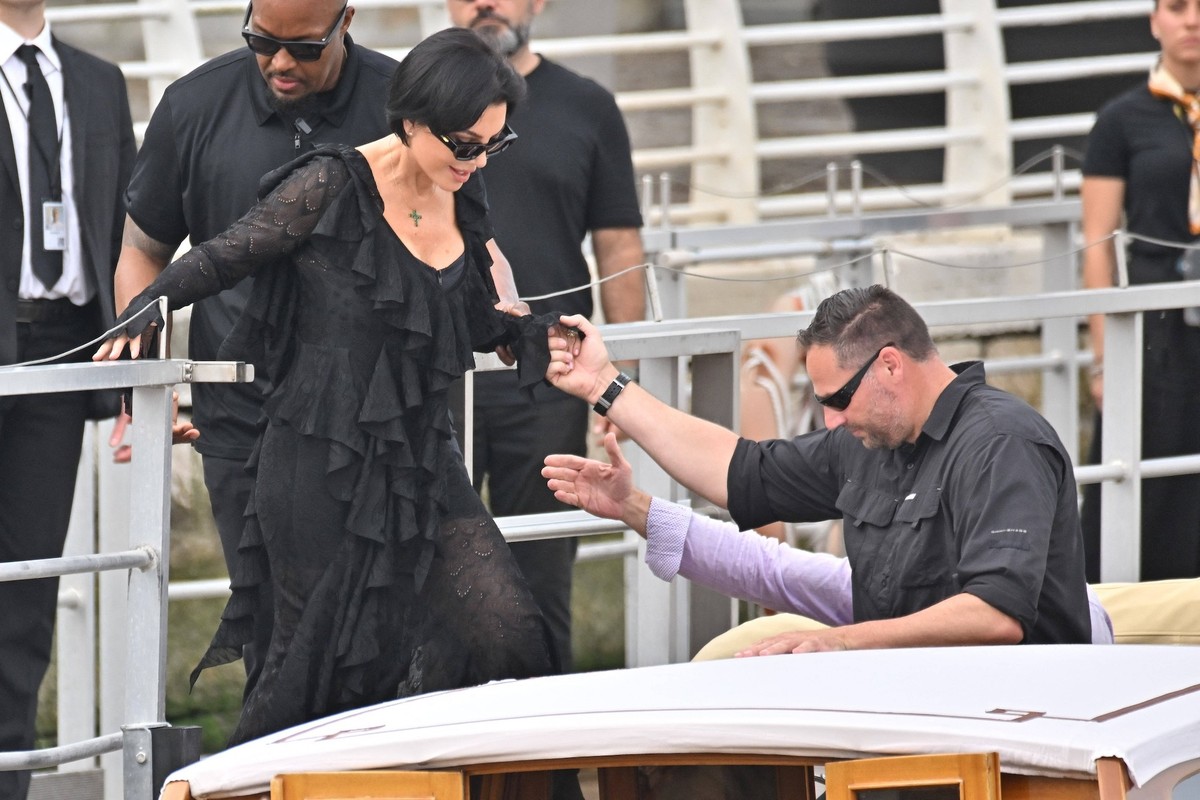 Kardashian Family At Venice Airport Kris Jenner arriving at Venice airport ahead of Jeff Bezos wedding in Venice on June, 26, 2025. Photo by Julien Reynaud/APS-Medias/ABACAPRESS.COM Venice Italy PUBLI ...