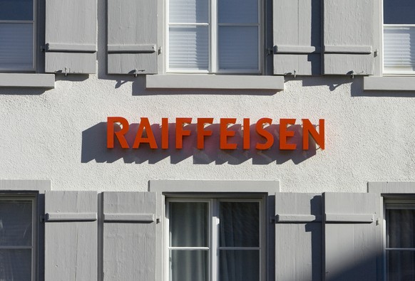 ARCHIV: ZU DEN HALBJAHRESZAHLEN DER BANK RAIFFEISEN STELLEN WIR IHNEN AM MITTWOCH, 12. AUGUST 2015, FOLGENDES BILD ZUR VERFUEGUNG: Logo der Bank Raiffeisen an der Filiale in Berneck, Schweiz, aufgenom ...