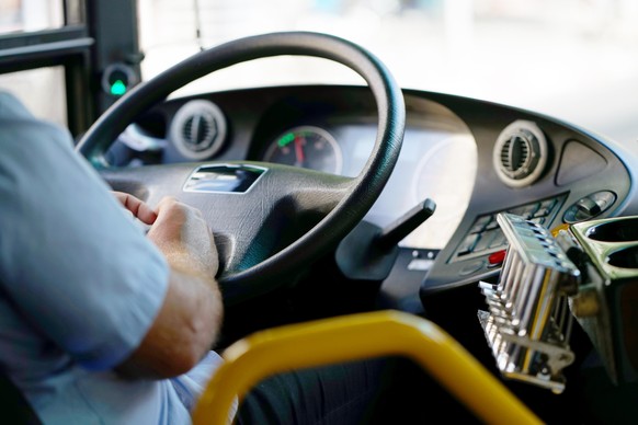 Ein französischer Busfahrer wurde im Südwesten des Landes schwer verletzt. (Symbolbild)