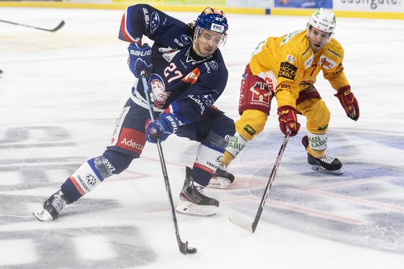 Zuerichs Roman Wick, links, kaempft um den Puck gegen Langnaus Larri Leeger, rechts, im Eishockeyspiel der National League zwischen den ZSC Lions und den SCL Tigers am Dienstag, 15. Oktober 2019, im Z ...