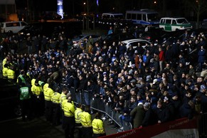 Die Fans warteten vor dem Stadion auf die Spieler.