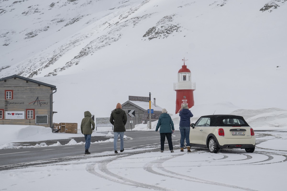 Der Schnee ist noch reichlich vorhanden, an der Oberalppassstrasse zwischen Andermatt und Sedrun, diese wurde kurz vor 9.00 Uhr fuer den Strassenverkehr geoeffnet, am Freitag, 25. April 2025. (KEYSTON ...