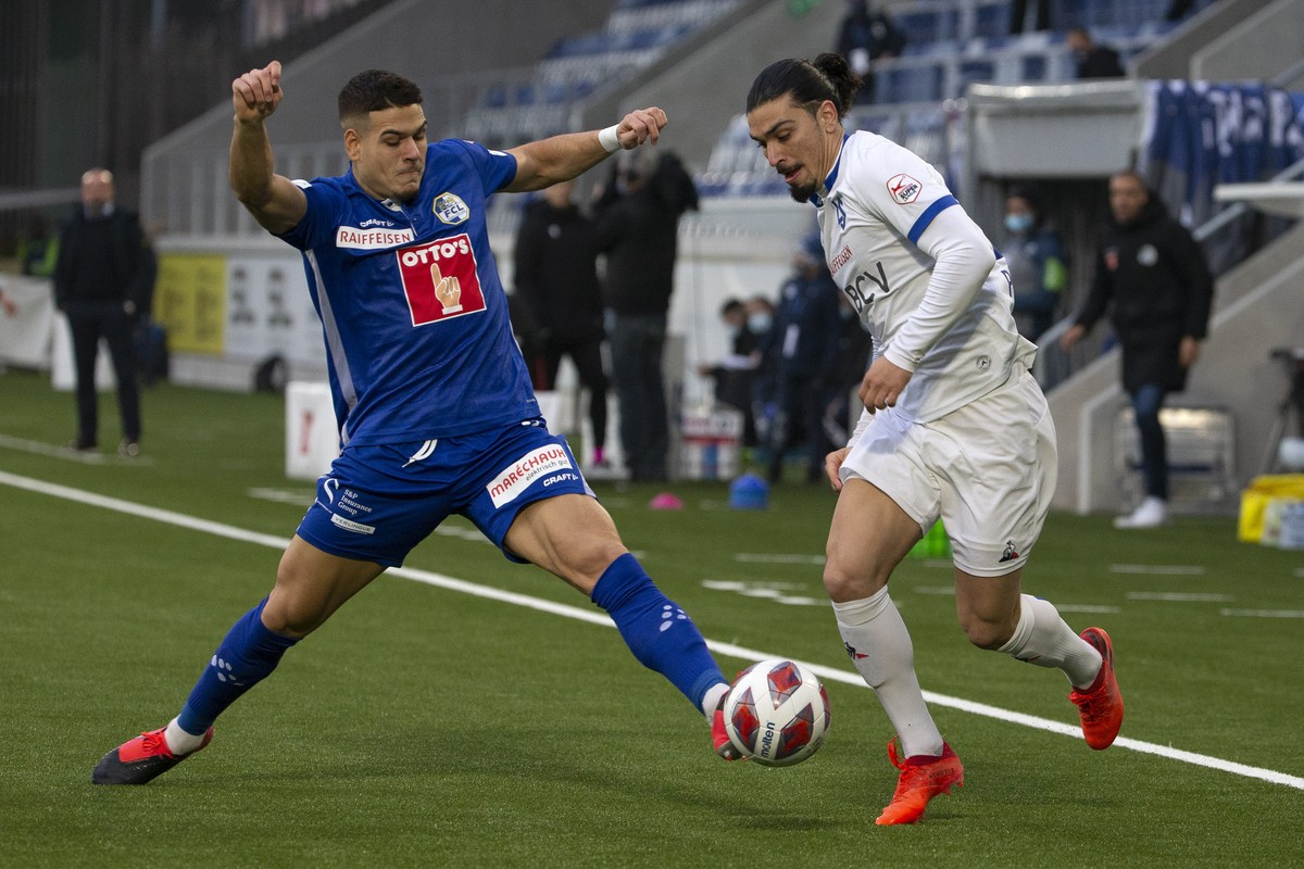 Luzern's midfielder Filip Ugrinic, left, fights for the ball with Lausanne's midfielder Cameron Puertas, right, during the Super League soccer match of Swiss Championship between FC Lausanne ...