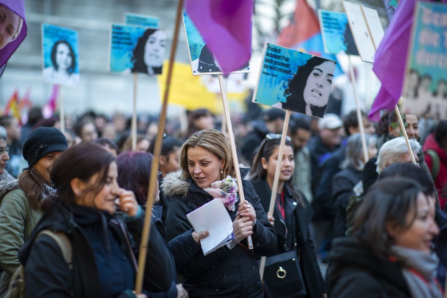 Gegen geschaetzte 1500 Frauen, Lesben, Trans- inter- und nonbinaeren Menschen marschieren friedlich, bunt und kaempferisch an der nicht bewilligten Frauendemo, anlaesslich des Internationalen Fraunwel ...