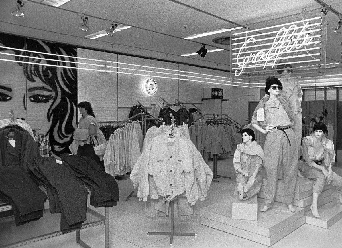 Das Warenhaus VILAN feiert am 4. September 1984 die Eroeffnung seiner Filiale in Zuerich an der Bahnhofstrasse. Hier das Rayon Damenmode mit "Boutique Graffiti" im zweiten Stock des Gebaeude ...