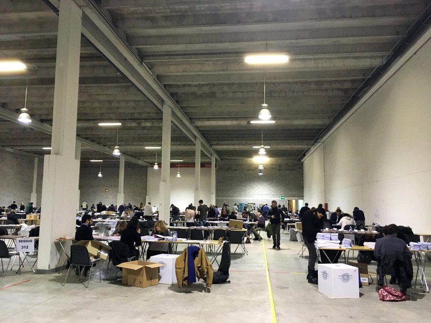 epa06579472 Electoral officials collcet votes casted abroad at Castelnuovo di Porto in Rome, Italy, 04 March 2018. General elections are held in Italy on 04 March 2018 with the country&#039;s economic ...