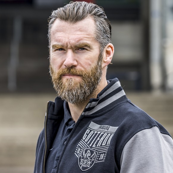 Sportchef Christian Dube posiert nach einer Medienkonferenz des HC Fribourg-Gotteron in Fribourg, am Freitag, 28. April 2017. (KEYSTONE/Thomas Hodel)