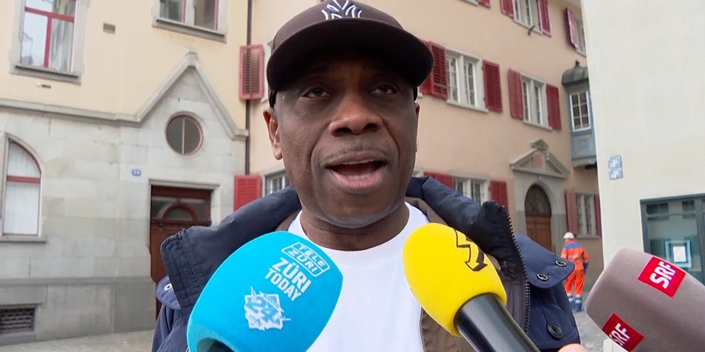 Am Donnerstagmorgen haben sich mehrere Dutzend Personen nahe des Zürcher Obergerichts versammelt, um gegen institutionellen Rassismus zu protestieren. Sie unterstützen Wilson A. im Prozess gegen drei  ...