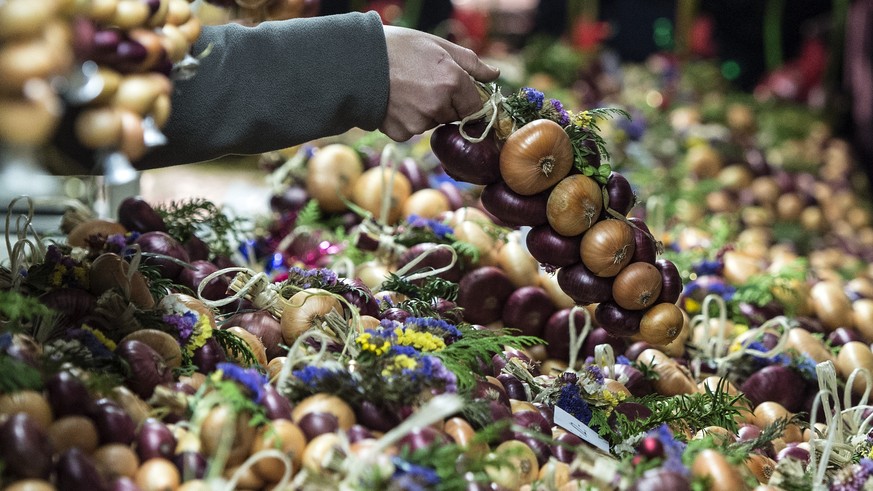 Zwiebeln werden feilgeboten, am traditionellen Zibelemaerit, am Montag, 24. November 2014, in Bern. (KEYSTONE/Peter Schneider)