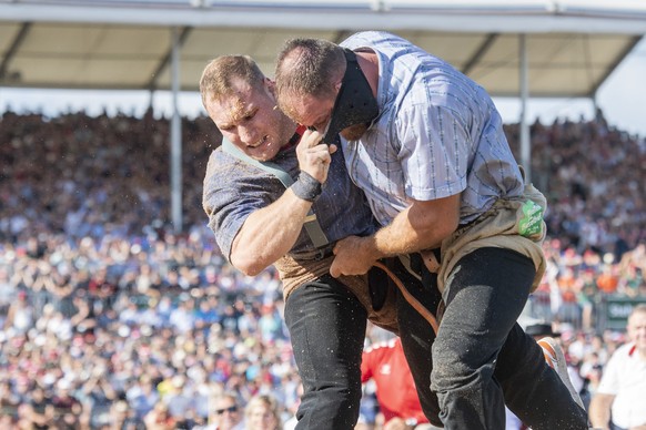 Joel Wicki, links, und Matthias Aeschbacher, rechts, nach dem Schlussgang am Eidgenoessischen Schwing- und Aelplerfest (ESAF) in Pratteln, am Sonntag, 28. August 2022. (KEYSTONE/Urs Flueeler).