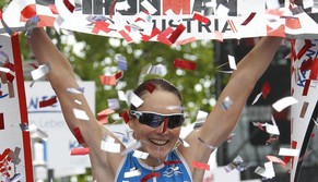 Simone Brändli feiert ihren Zieleinlauf beim Ironman Austria.