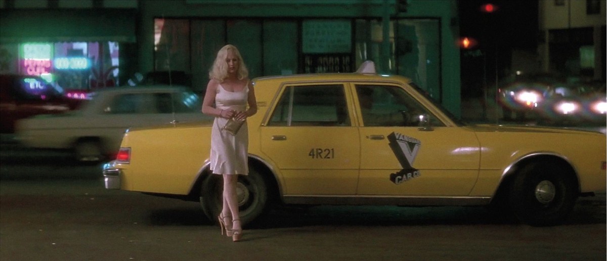 COLLECTION CHRISTOPHEL Ciby 2000 - October Films LOST HIGHWAY de David Lynch 1997 USA Patricia Arquette blonde platine, taxi jaune, yellow cab, chausseures plateforme, talons hauts PUBLICATIONxINxGERx ...