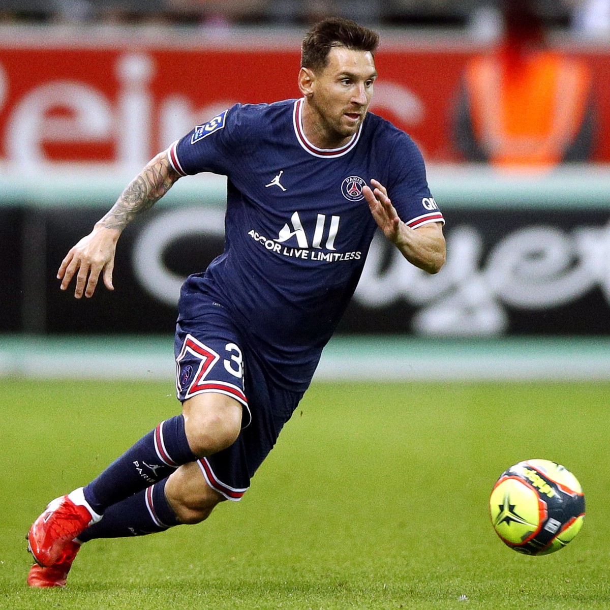 epa09436135 Paris Saint-Germain's Lionel Messi in action during the French Ligue 1 soccer match between Stade Reims and Paris Saint-Germain (PSG) at Stade Auguste-Delaune II in Reims, France, 29  ...