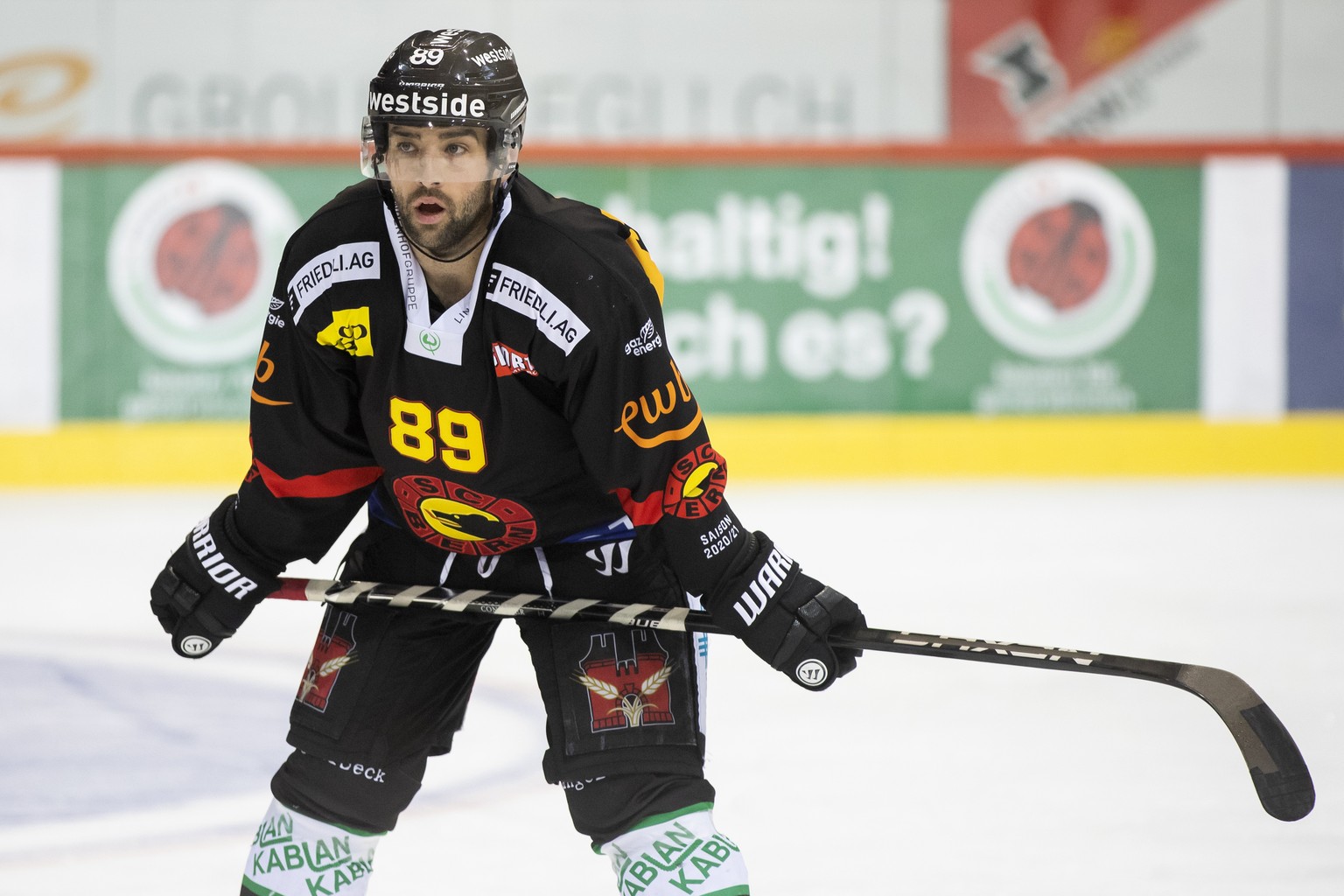 Berns Cory Conacher im zweiten Spiel der Eishockey Pre-Playoff Serie der National League zwischen dem SC Bern und HC Davos, am Freitag, 9. April 2021 in der Postfinance Arena in Bern. (KEYSTONE/Peter  ...