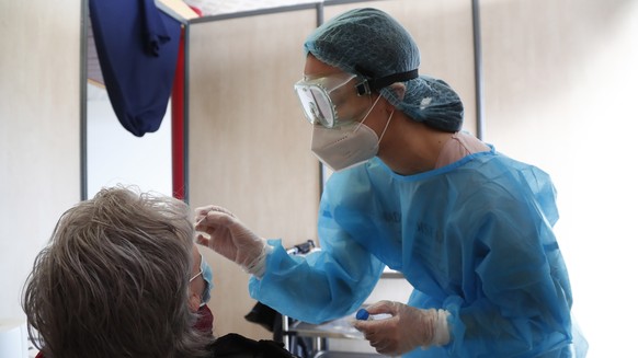 epa08998578 A medical worker takes nasal swab samples at a test station for Covid-19 coronavirus in Montpellier, France, 09 February 2021. The top French medical authority (Haute autorite de Sante) ha ...