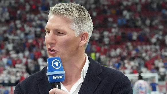 25.11.2022, Al Bayt Stadium, Doha, QAT, WM FIFA 2022, Group B, England vs USA, im Bild Stadionmoderatorin Esther Sedlaczek mit TV Experte Bastian Schweinsteiger Doha Al Bayt Stadium Qatar *** 25 11 20 ...