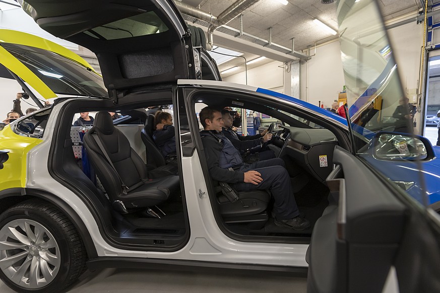 Ein Tesla X 100D, Bestandteil der erneuerten Flotte der Alarmpikett-Fahrzeuge der Kantonspolizei Basel-Stadt, fotografiert in Basel am Donnerstag, 6. Dezember 2018. (KEYSTONE/Georgios Kefalas)