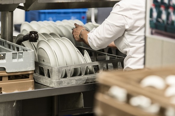 Tellerwäscher-Karriere? Wieviel lässt sich die Schweiz ihre Küchenhilfen kosten?
